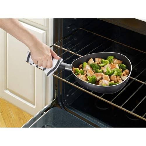 2.5 qt Non-Stick Triangle Easy Pour Pan in Black N793